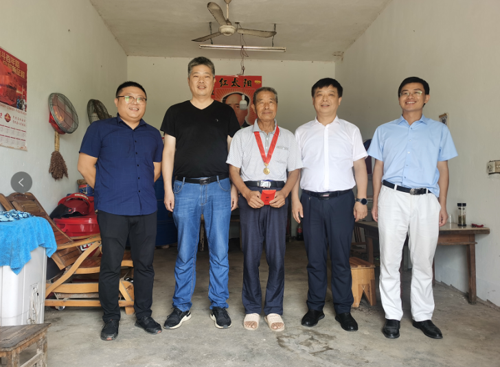 夏幼华到破凉镇开展“七一”走访慰问活动