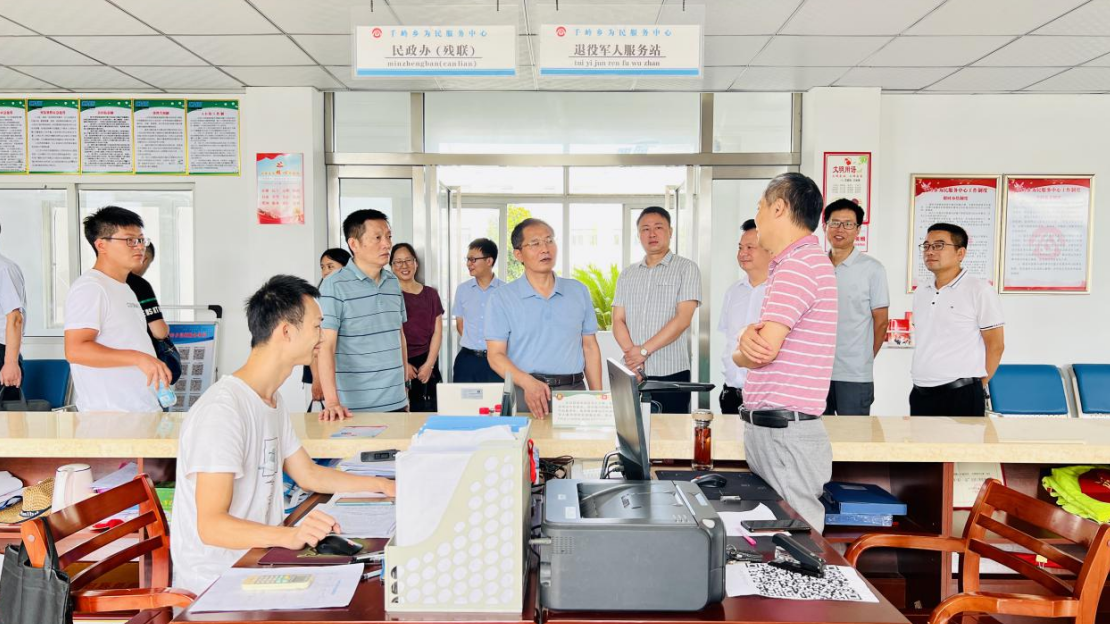 张永西率驻县市人大代表调研我县基层政务服务工作情况