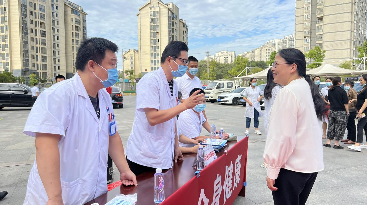 我县举办十大暖民心行动之健康口腔行动暨“全国爱牙日”主题宣传义诊活动