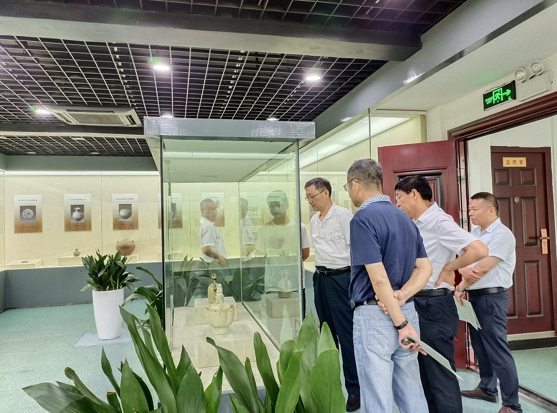石锦华参观调研县博物馆