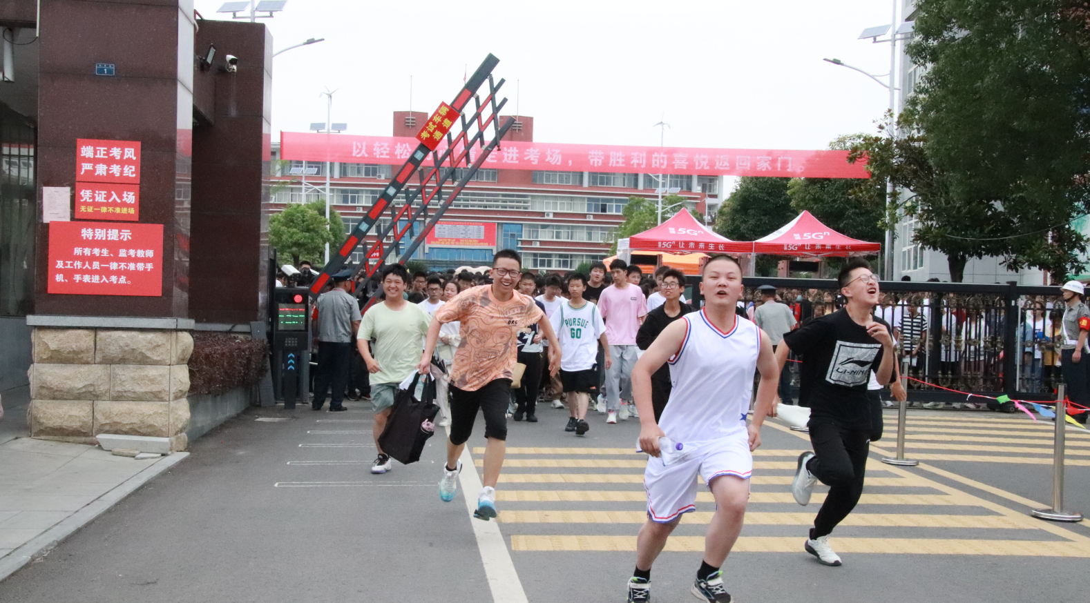 我县9330名考生顺利完成中考