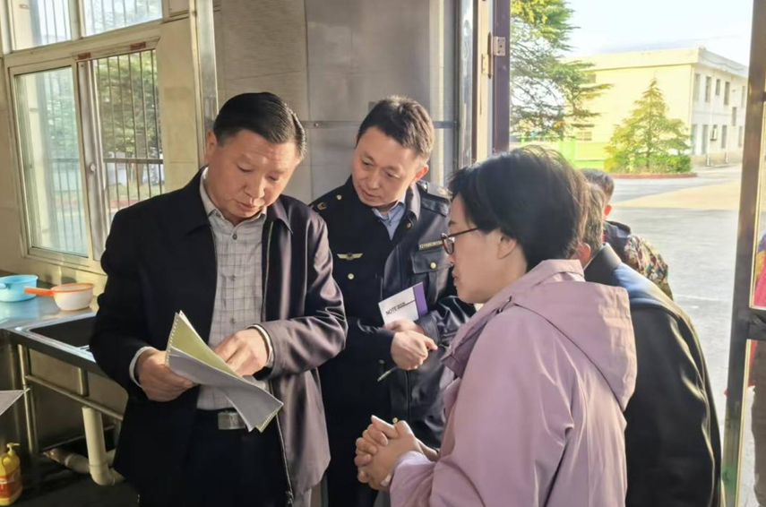 许晓峰暗访督查校园食品安全工作