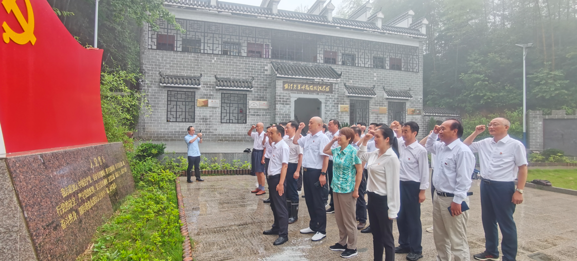 县人大机关开展“缅怀革命先烈 传承红色基因”主题党日活动