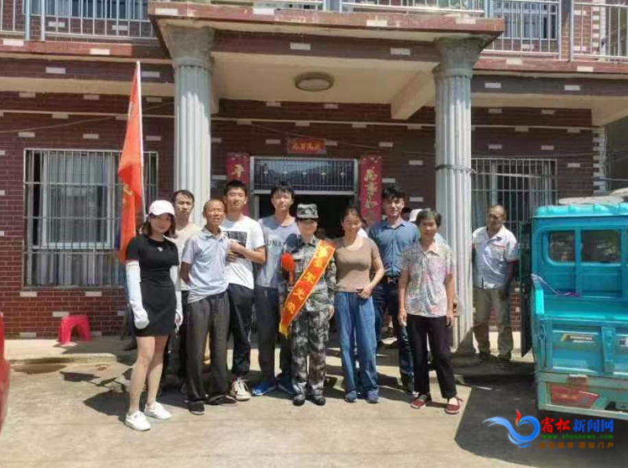 村民相邀齐相庆  欢天喜地送女兵