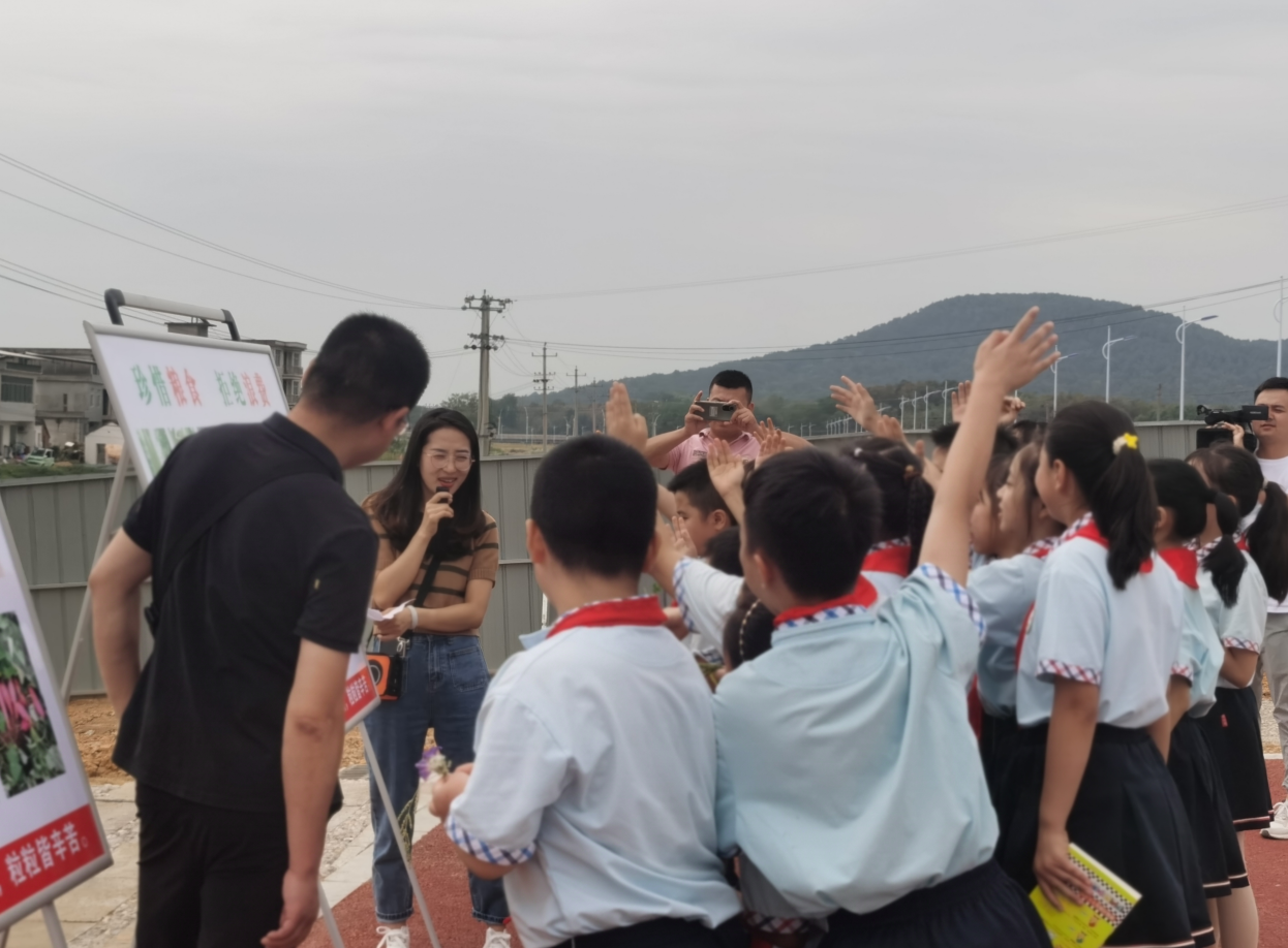 我县开展“中国农民丰收节”系列教育实践活动