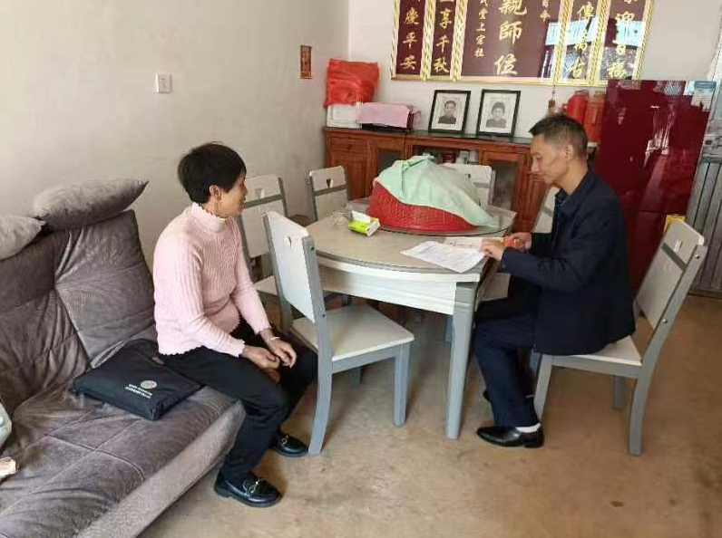 县委宣传部到许岭镇开展“进村入户大走访”活动