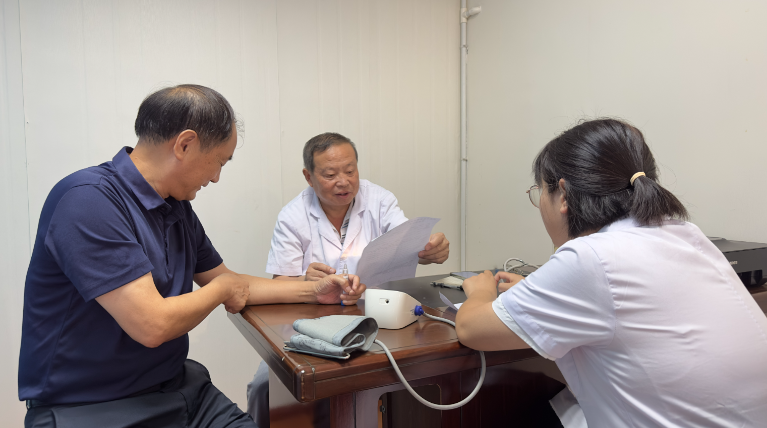 县委组织部组织离退休干部健康体检