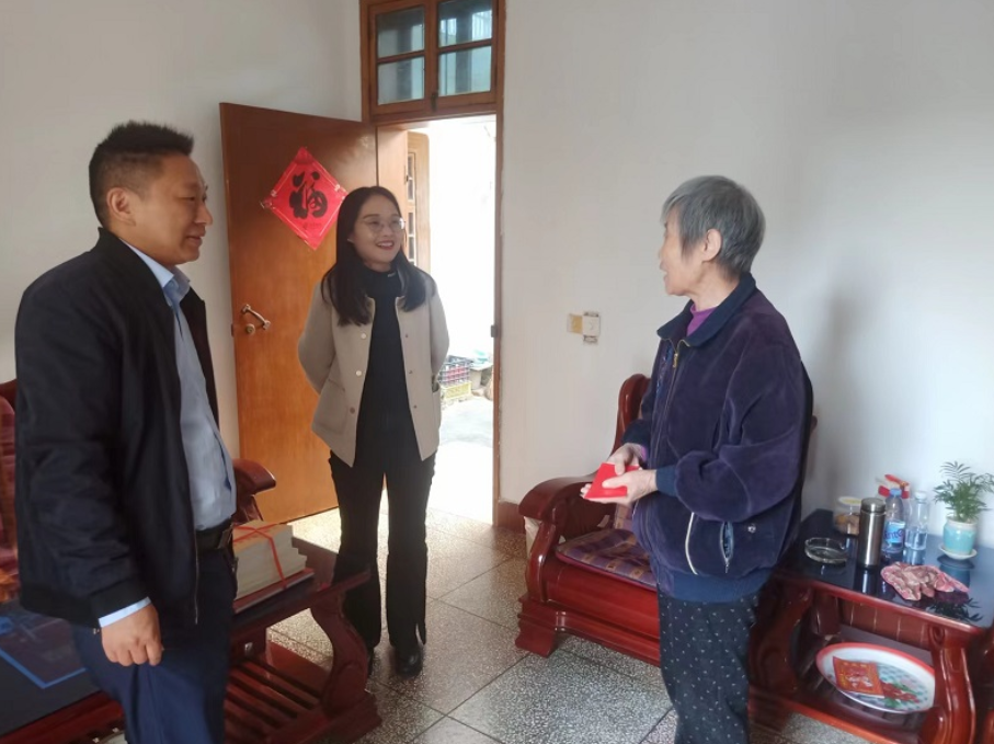 县纪委监委开展重阳节走访慰问退休老干部活动