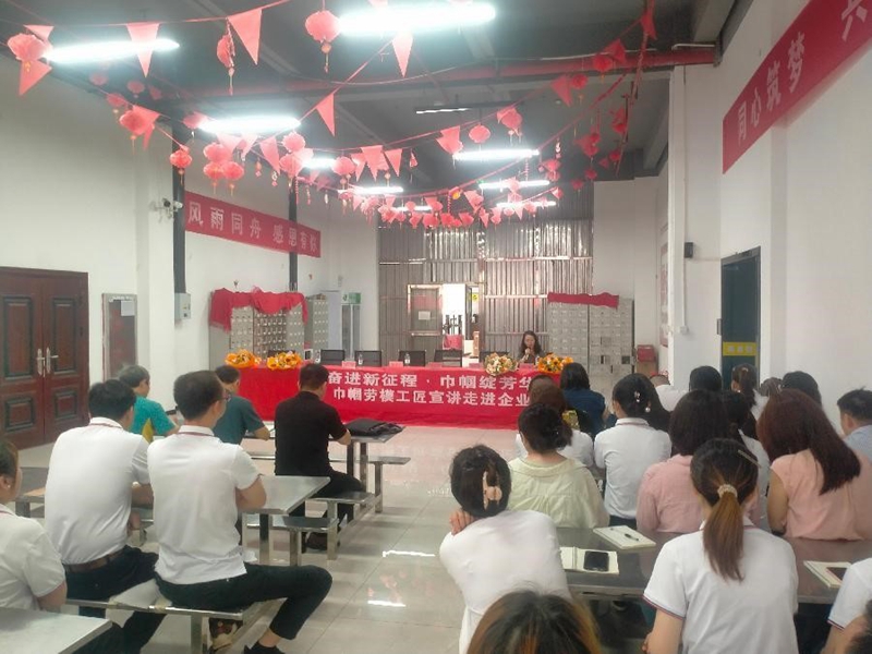 劳模宣讲进企业.jpg