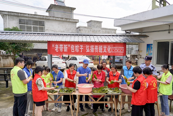 包粽子现场.jpg