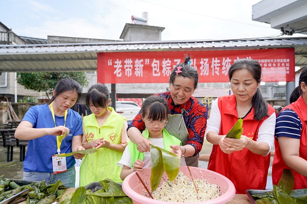 教小学生包粽子.jpg