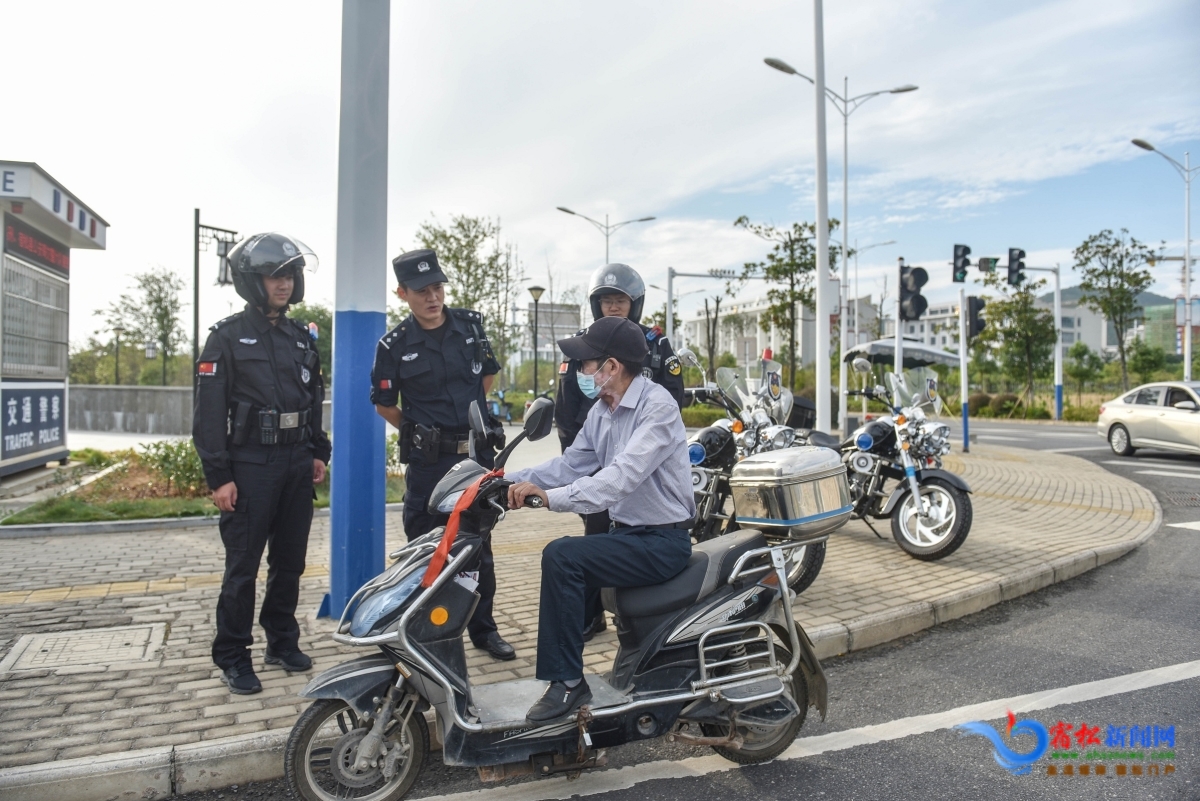巡逻特警劝导市民戴头盔骑摩托车.JPG