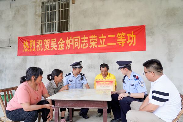 民警与吴金炉家属座谈.jpg