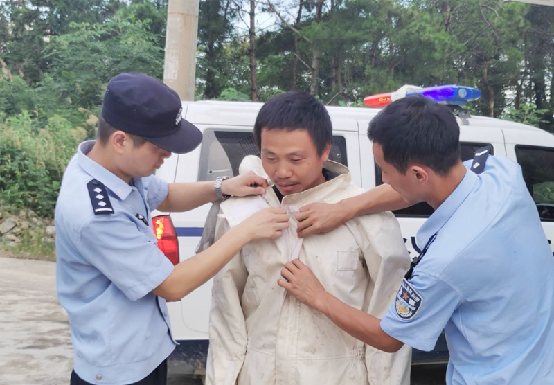 刘全付穿上防蜂服准备除蜂窝.jpg 刘全付穿上防蜂服准备除蜂窝.jpg