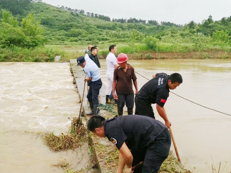 刘全付参加抗洪抢险.jpg 刘全付参加抗洪抢险.jpg